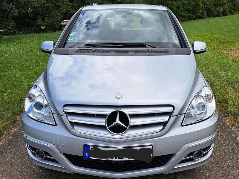 Silber Gebraucht 2009 Mercedes B180 Van / Kleinbus | 7.900 € (Etwas zu teuer) - Bild 1/4