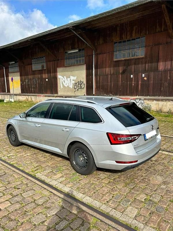 Silber Gebraucht 2016 Skoda Superb Ambition Kombi | 12.000 € (Superpreis) - Bild 1/4
