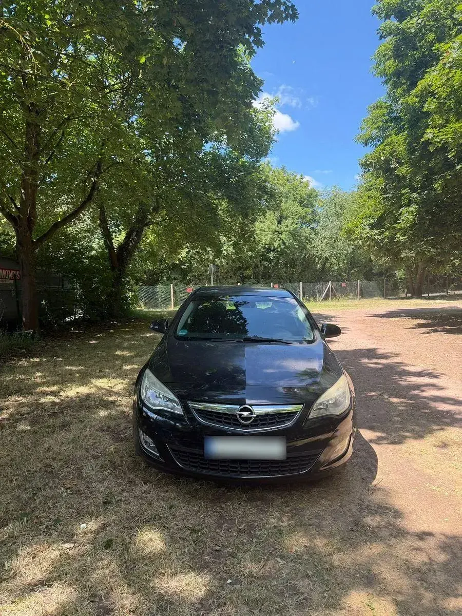Gebraucht Opel Astra 140 PS (102 kW) 2012 Schwarz Kleinwagen