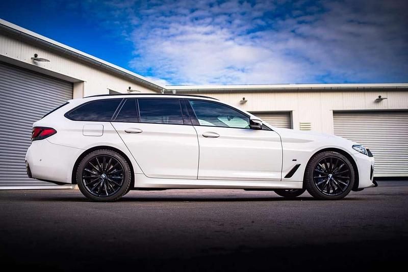 Weiß Gebraucht 2021 BMW 530 Efficient Dynamics Kombi | 42.300 € - Bild 1/4