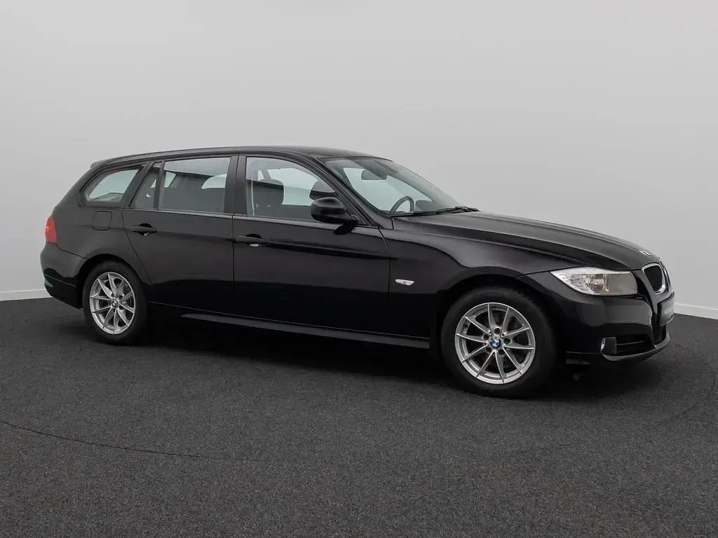 Gebraucht BMW 318 143 PS (105 kW) 2012 Schwarz Limousine