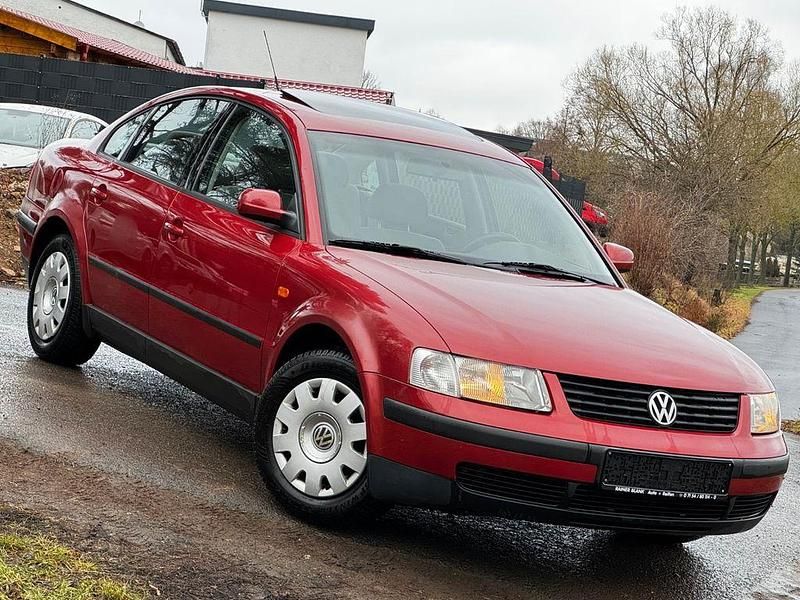 Rot Gebraucht 1998 VW Passat S Limousine | 2.290 € (Guter Preis) - Bild 1/4