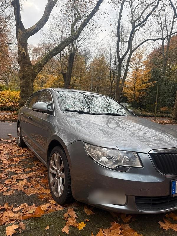 Grau Gebraucht 2010 Skoda Superb Limousine | 5.700 € (Fairer Preis) - Bild 1/4