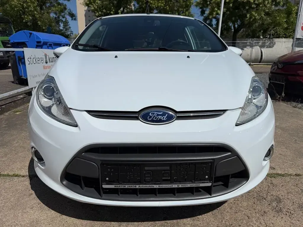 Gebraucht Ford Fiesta Titanium 82 PS (60 kW) 2012 Weiß Limousine