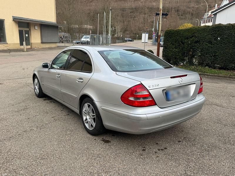 Gebraucht Mercedes E220 150 PS (110 kW) 2005 Silber Limousine