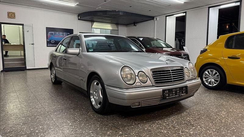 Gebraucht Mercedes E230 Avantgarde 150 PS (110 kW) 1996 Silber Limousine