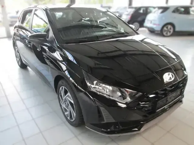 Gebraucht Hyundai i20 Trend 101 PS (74 kW) 2025 Phantom black / met Kleinwagen