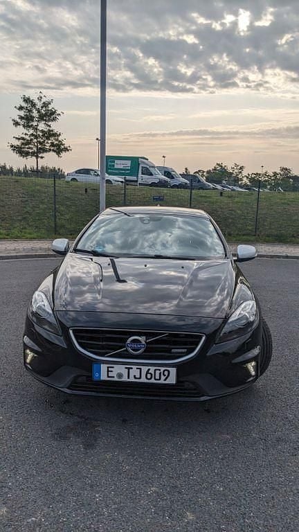 Schwarz Gebraucht 2014 Volvo V40 R-Design Kombi | 12.500 € (Etwas zu teuer) - Bild 1/4