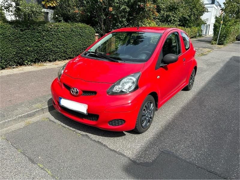 Rot Gebraucht 2010 Toyota Aygo Cool Kleinwagen | 1.700 € (Guter Preis) - Bild 1/4