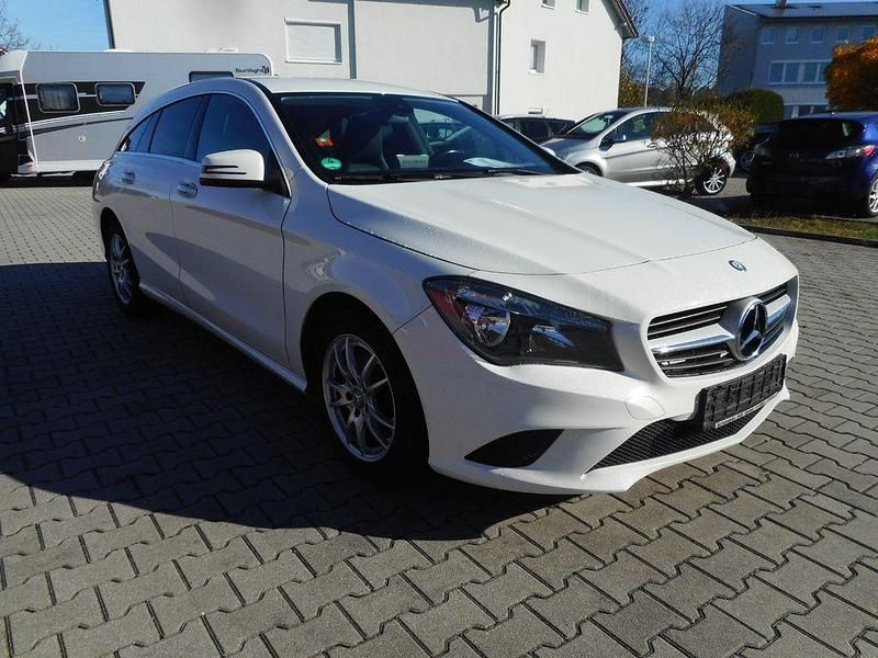 Weiß Gebraucht 2016 Mercedes CLA200 Shooting Brake Kombi | 14.499 € (Fairer Preis) - Bild 1/4