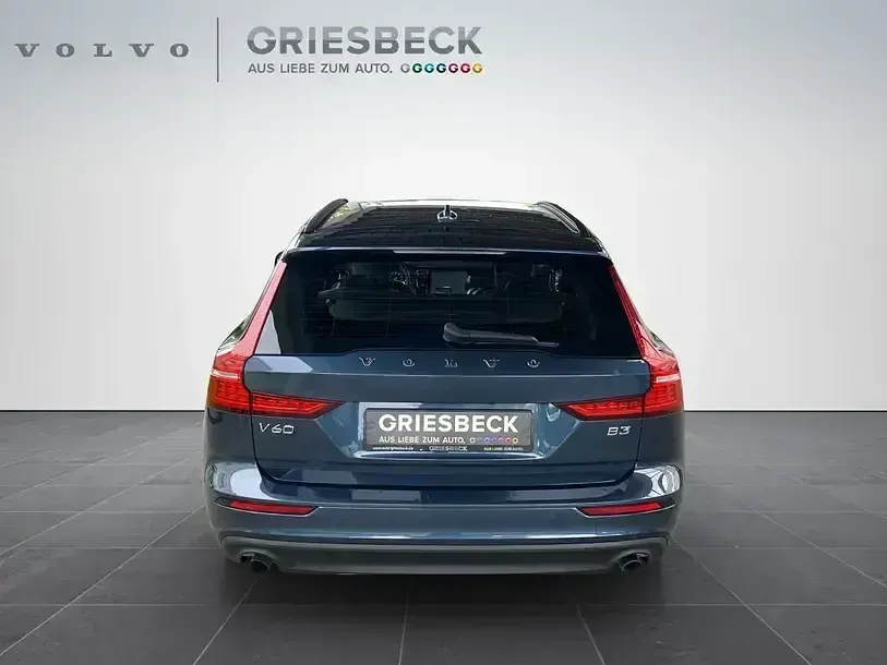 Gebraucht Volvo V60 Momentum 163 PS (119 kW) 2020 Denim blue / metallic Kombi