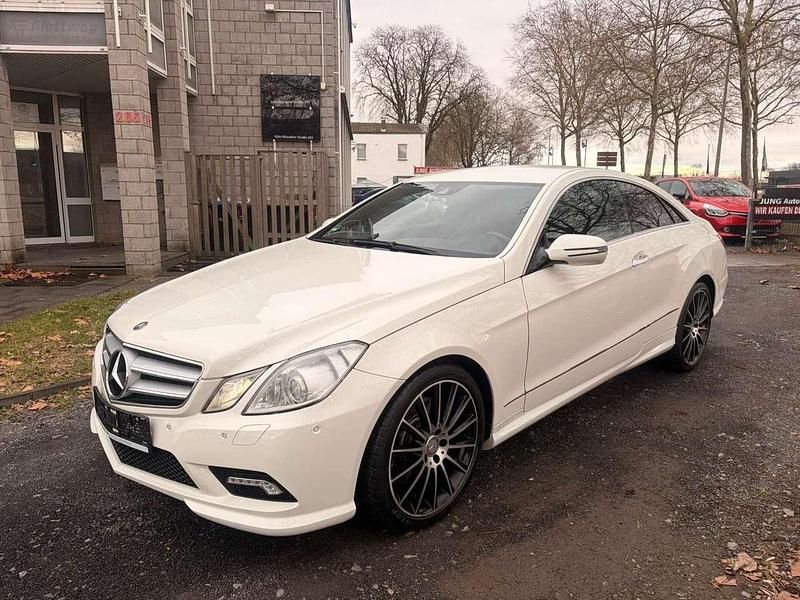 Gebraucht Mercedes E500 AMG 387 PS (284 kW) 2009 Calcitweiss/zirrusweiss Coupé