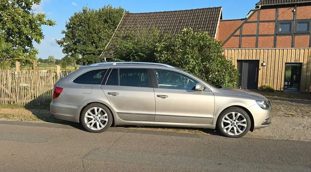 Gebraucht Skoda Superb Elegance 170 PS (125 kW) 2013 Beige Limousine