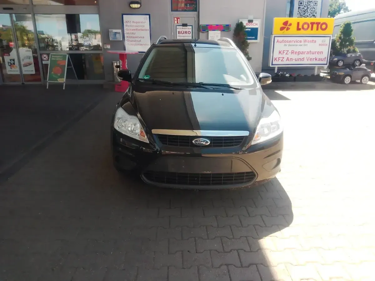 Gebraucht Ford Focus 101 PS (74 kW) 2010 Schwarz Kombi