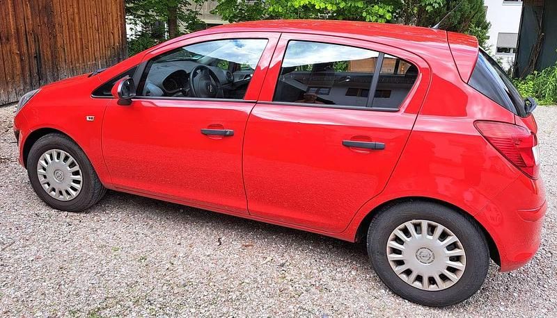 Rot Gebraucht 2014 Opel Corsa Selection Limousine | 4.900 € (Fairer Preis) - Bild 1/4