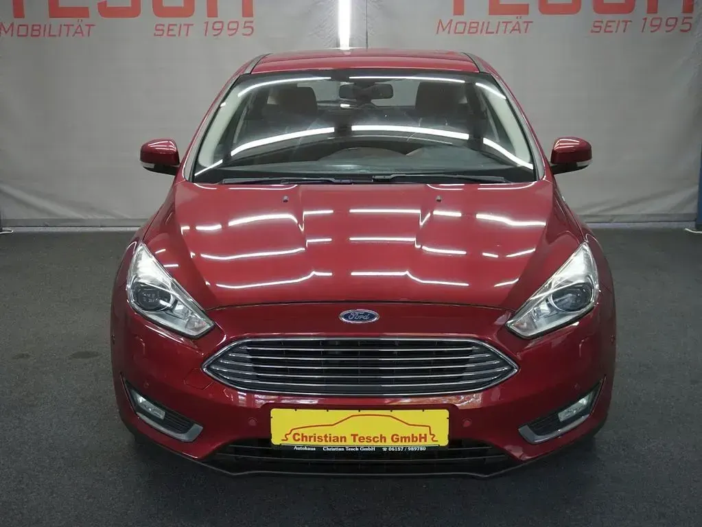 Używany Ford Focus Titanium 150 KM (110 kW) 2015 Czerwony Sedan/Limuzyna