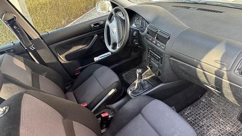 Gebraucht VW Golf IV 90 PS (66 kW) 2001 Silber Limousine