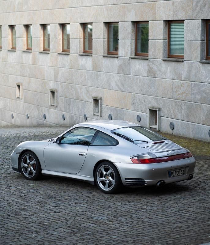 Silber Gebraucht 2003 Porsche 911 Carrera 4 Coupé | 28.500 € - Bild 1/4
