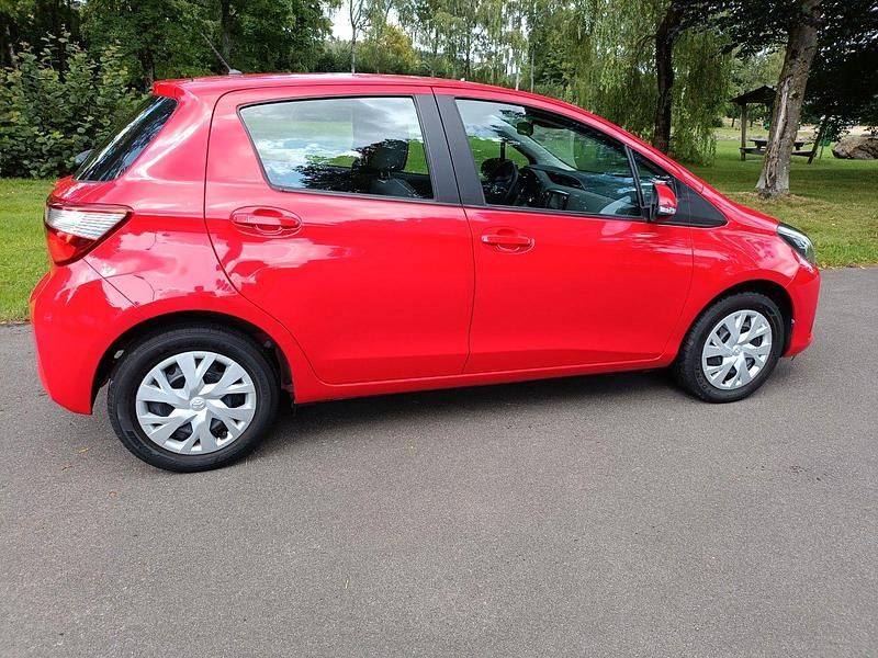 Gebraucht Toyota Yaris Comfort 111 PS (81 kW) 2017 Rot Kleinwagen