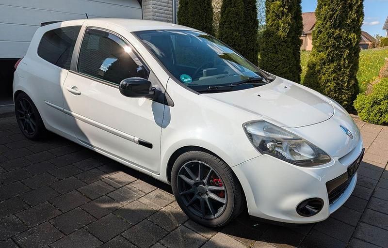 Weiß Gebraucht 2012 Renault Clio IV Limousine | 4.099 € (Guter Preis) - Bild 1/4