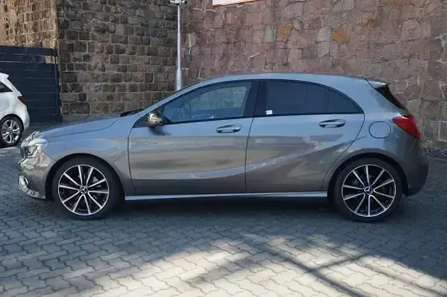 Gebraucht Mercedes A180 122 PS (89 kW) 2015 Mountaingrau Limousine