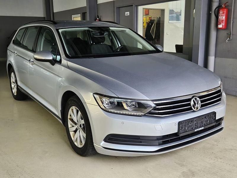 Grau Gebraucht 2019 VW Passat Kombi | 15.899 € (Guter Preis) - Bild 1/4