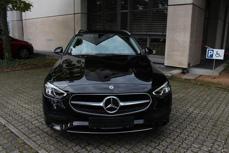 Obsidianschwarz (metallic) Gebraucht 2022 Mercedes C220 Kombi | 29.990 € (Fairer Preis) - Bild 1/4