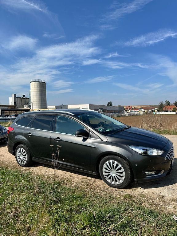 Gebraucht Ford Focus Titanium 125 PS (91 kW) 2018 Grau Kombi
