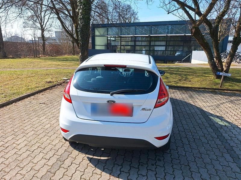Gebraucht Ford Fiesta 60 PS (44 kW) 2010 Weiß Kleinwagen