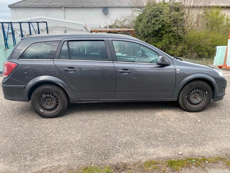 Gebraucht Opel Astra Edition 116 PS (85 kW) 2010 Braun Kombi