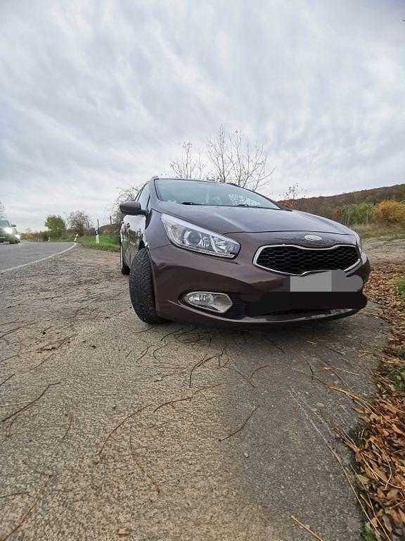 Braun Gebraucht 2013 Kia Ceed Sportswagon Spirit Kombi | 3.999 € (Superpreis) - Bild 1/4