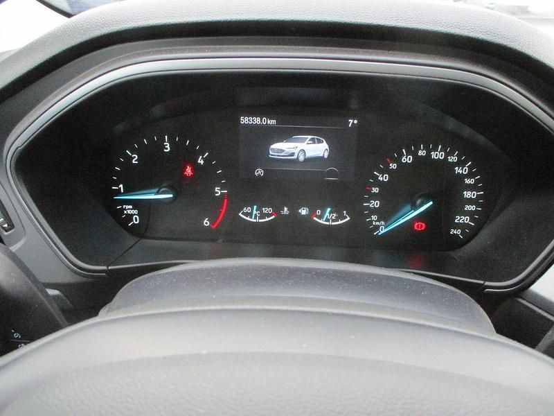 Gebraucht Ford Focus 120 PS (88 kW) 2022 Rot Limousine