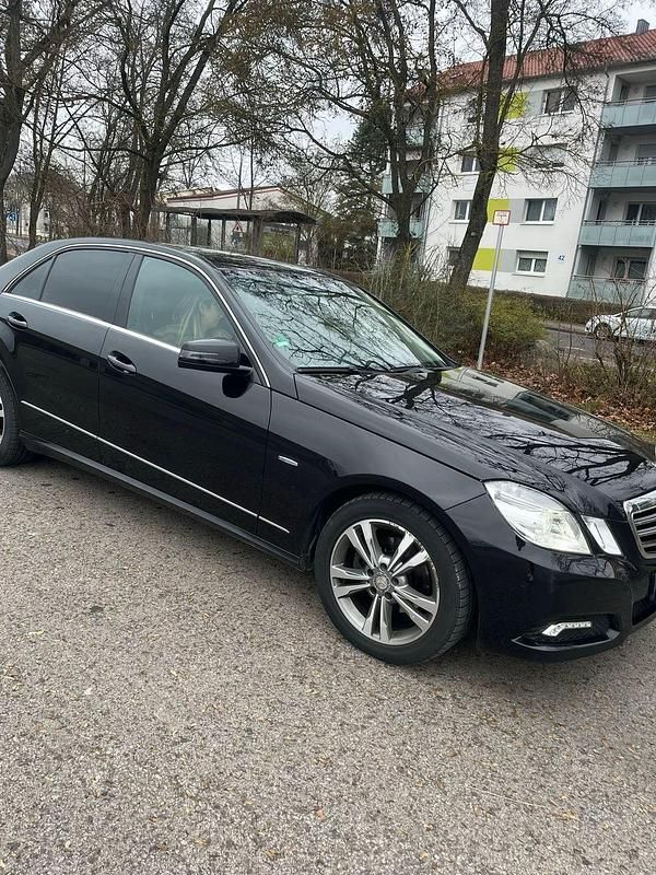 Gebraucht Mercedes E220 Avantgarde 170 PS (125 kW) 2010 Schwarz Limousine