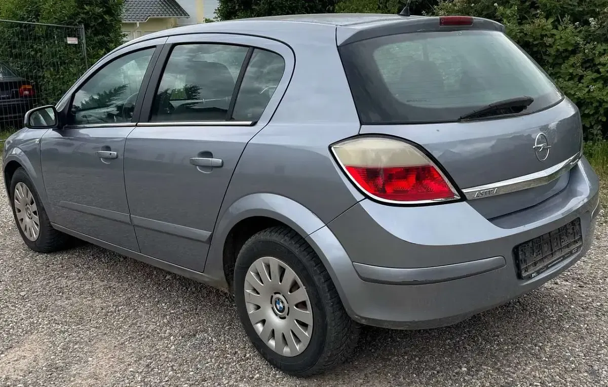 Gebraucht Opel Astra Cosmo 105 PS (77 kW) 2006 Lichtsilber m2 Limousine