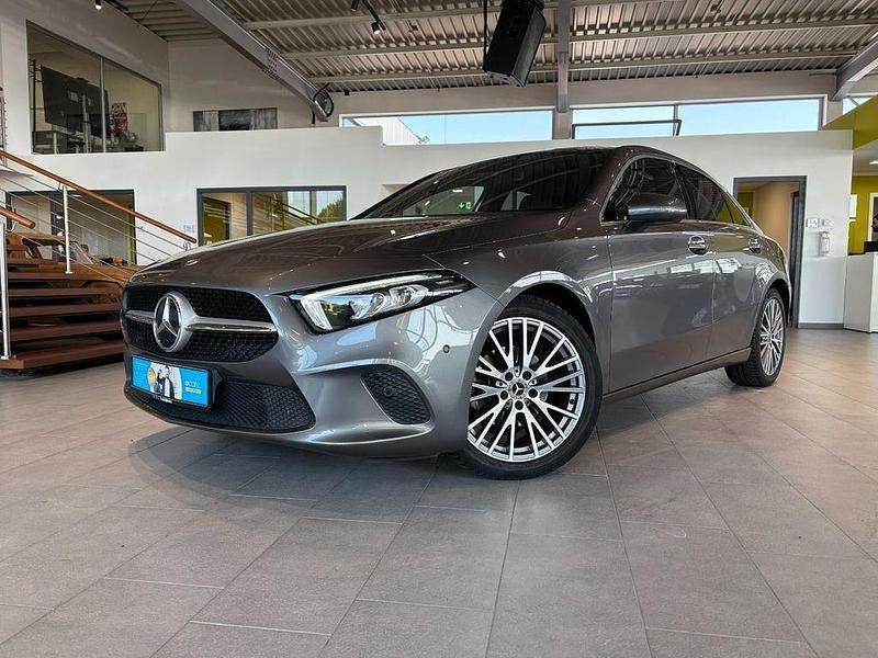 Mountaingrau Gebraucht 2020 Mercedes A180 Limousine | 22.995 € (Etwas zu teuer) - Bild 1/4