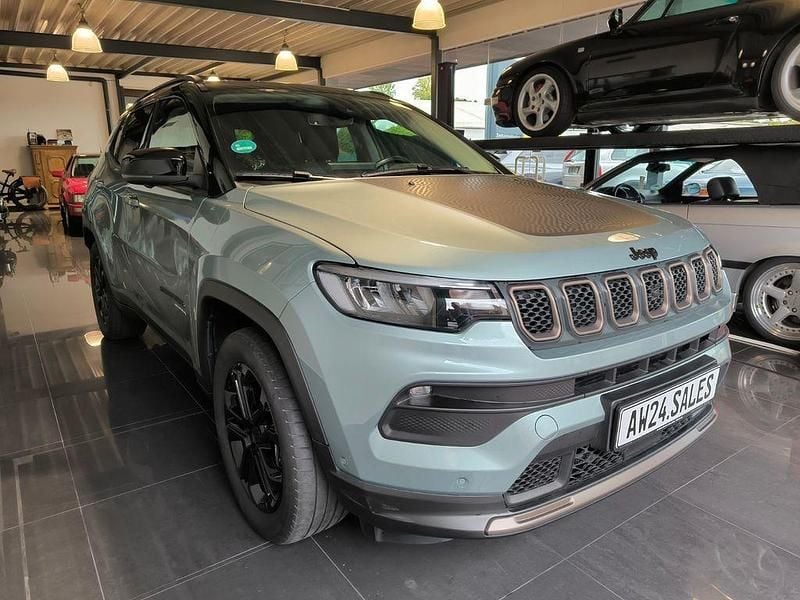Grün Gebraucht 2022 Jeep Compass Limited SUV | 26.495 € (Etwas zu teuer) - Bild 1/4