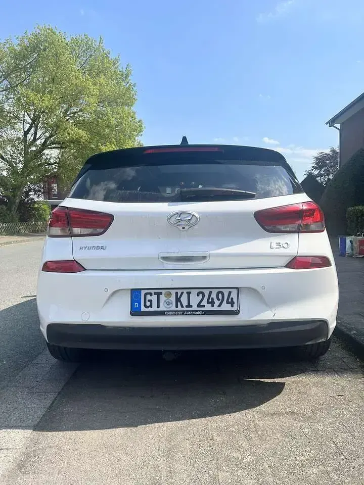 Gebraucht Hyundai i30 Intro Edition 140 PS (102 kW) 2017 Weiß Kleinwagen