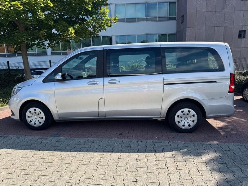 Silber Gebraucht 2015 Mercedes V220 Van / Kleinbus | 17.990 € (Fairer Preis) - Bild 1/4