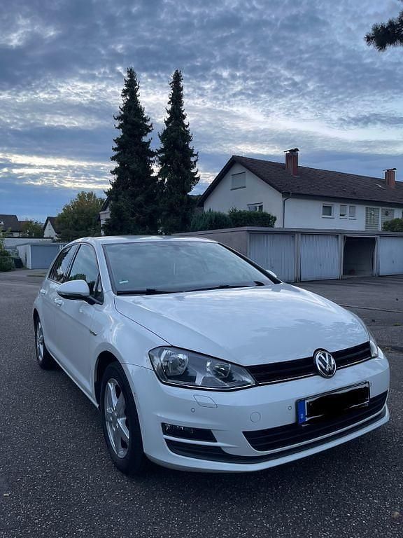 Weiß Gebraucht 2015 VW Golf VII Comfortline Limousine | 8.600 € (Superpreis) - Bild 1/4