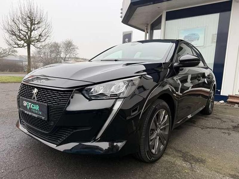 Gebraucht Peugeot e-208 Allure 100 kW (136 PS) 2023 Perla nera schwarz metallic Kleinwagen
