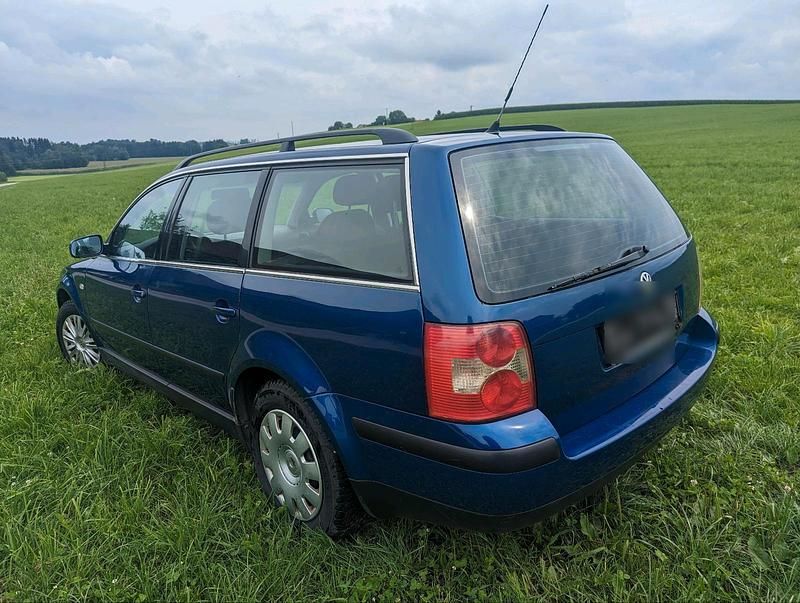 Blau Gebraucht 2001 VW Passat Kombi | 1.550 € - Bild 1/4