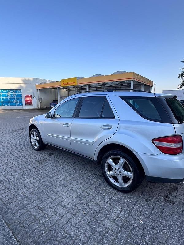 Grau Gebraucht 2006 Mercedes ML280 SUV | 4.000 € (Superpreis) - Bild 1/4