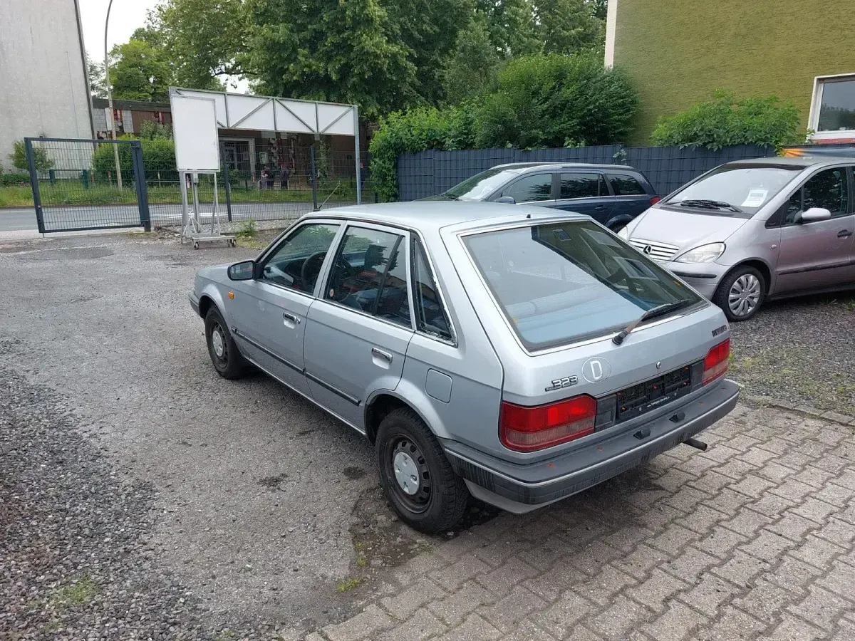 Gebraucht Mazda 323 60 PS (44 kW) 1989 Grau Kleinwagen