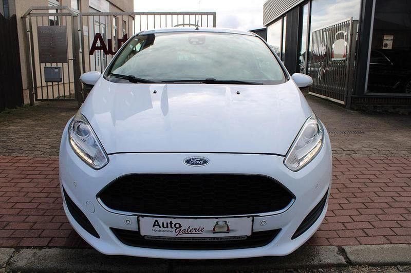 Gebraucht Ford Fiesta Trend 75 PS (55 kW) 2016 Weiß Limousine