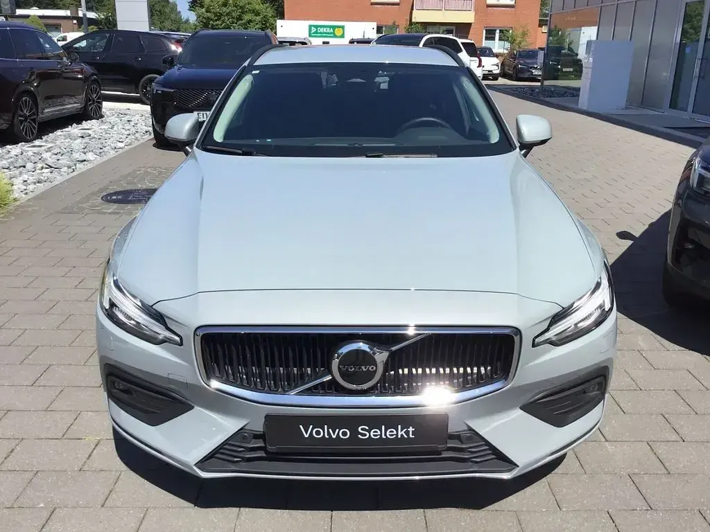 Gebraucht Volvo V60 Core 197 PS (144 kW) 2025 Grau Kombi