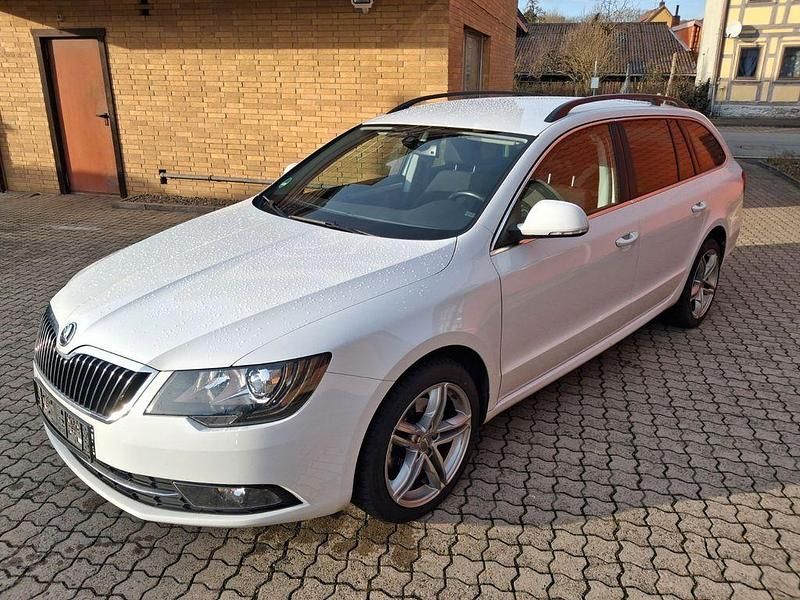 Weiß Gebraucht 2015 Skoda Superb Best of Kombi | 10.700 € (Guter Preis) - Bild 1/4