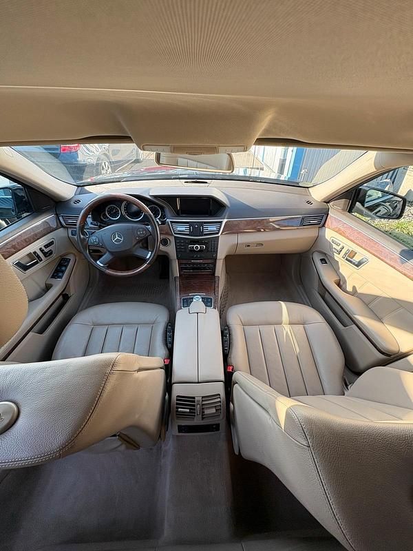 Schwarz Gebraucht 2011 Mercedes E300 Limousine | 10.900 € (Teuer) - Bild 1/4