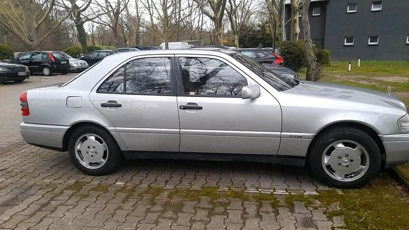 Gebraucht Mercedes C220 150 PS (110 kW) 1993 Silber Limousine