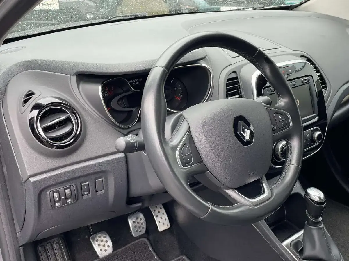 Używany Renault Captur Collection 131 KM (96 kW) 2020 Szary SUV