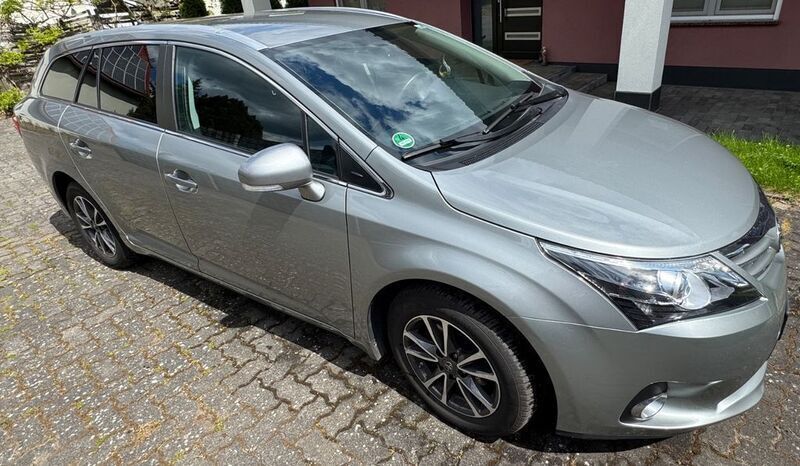 Grau Gebraucht 2014 Toyota Avensis Comfort Kombi | 9.900 € (Fairer Preis) - Bild 1/4